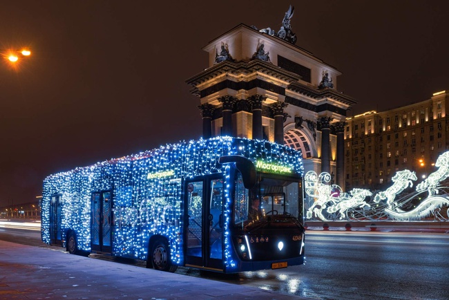 Как работает московский транспорт в новогоднюю ночь. Москва автобус новый год. С новым годом Мосгортранс.