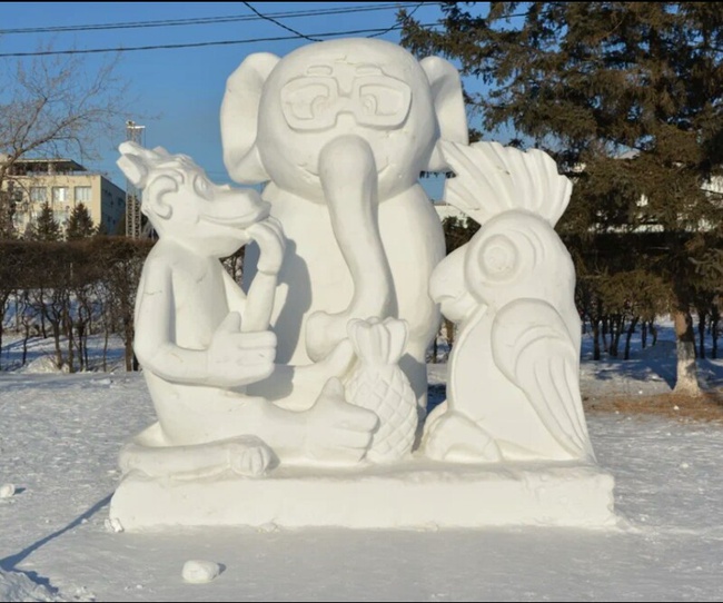 Сказочная снежная фигура с Винни-Пухом радует глаза и развеселяет детей